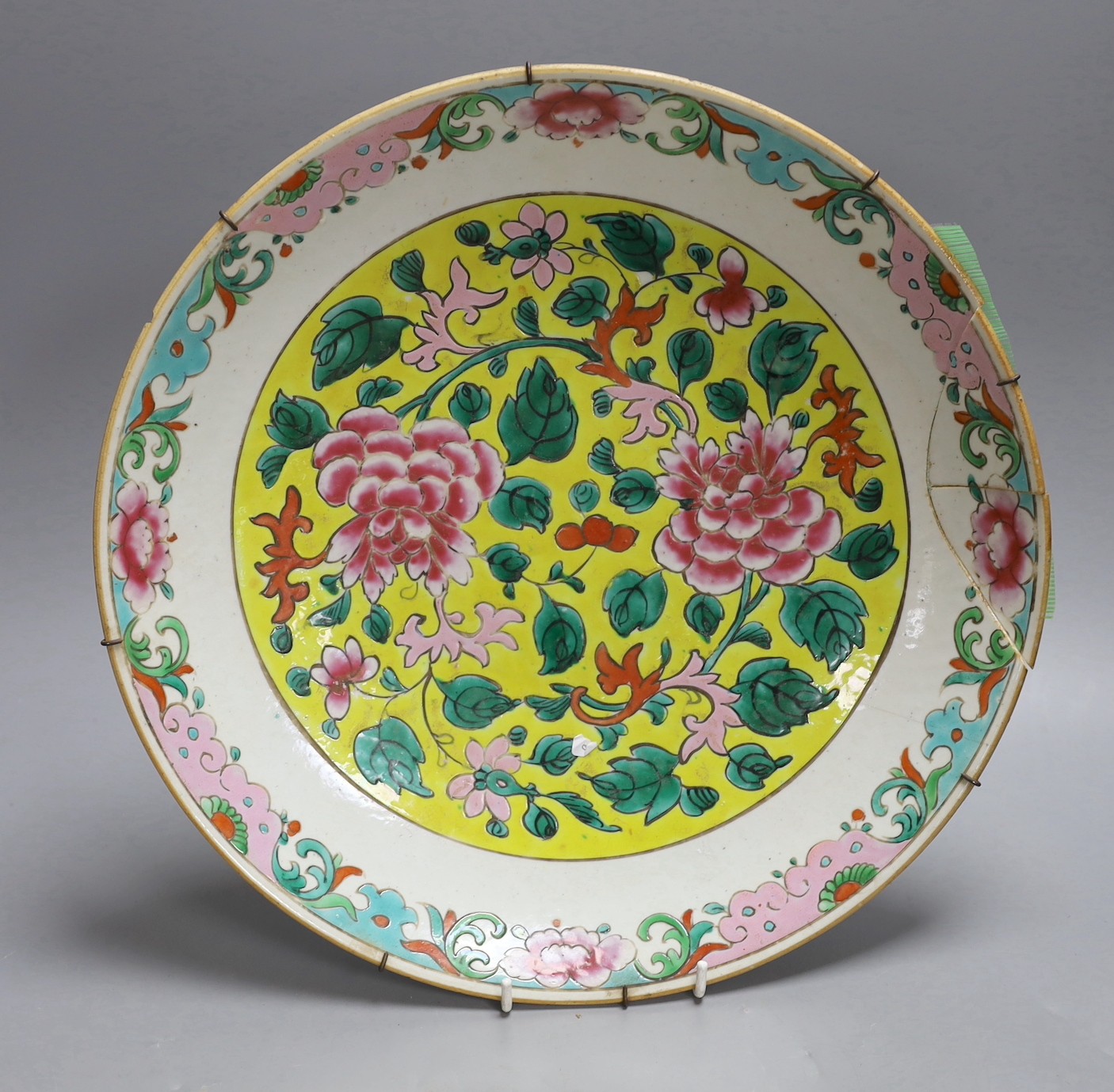 An early 20th century Chinese famille rose charger (a.f) and a Chinese famille verte dish. Largest 36cm